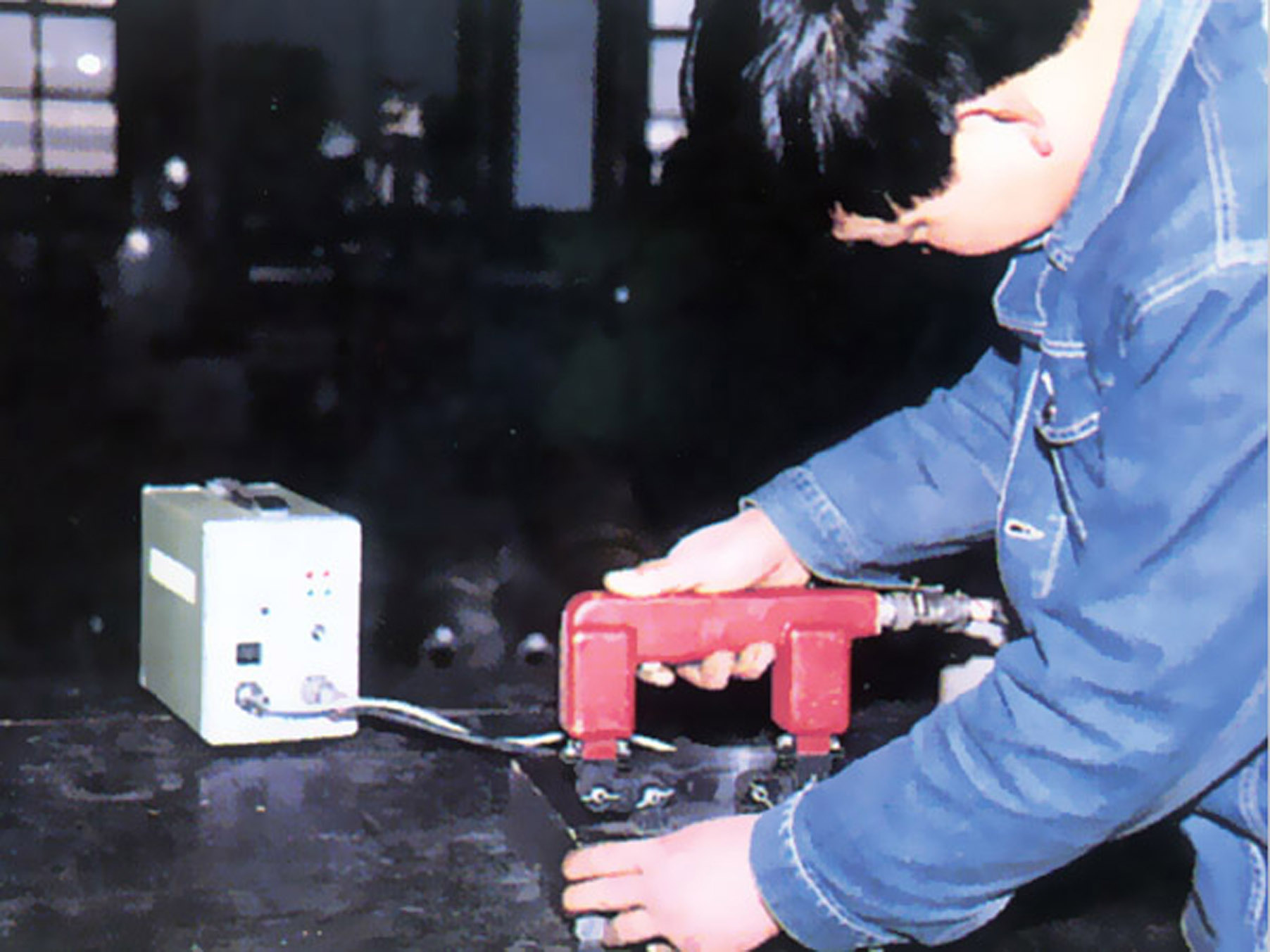 Magnetic defect detector
